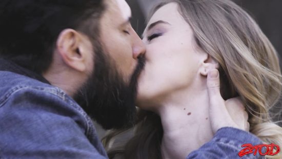 После прогулки бойфренд развел подругу на анал