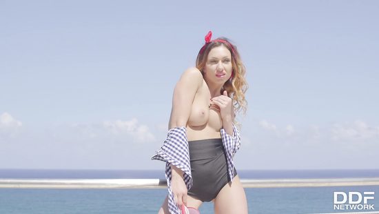 Стриптиз от рыженькой украинки