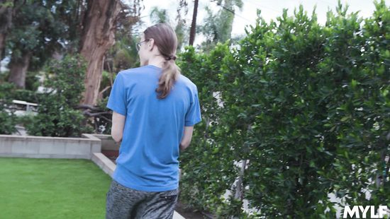 Сосед попал в нужный момент к возбужденной милфе