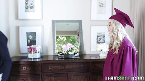 Отсосала член, чтобы раскрепоститься перед выступлением