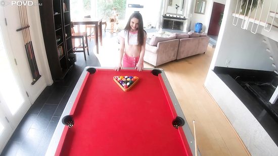 Миниатюрная девка проиграла пизду в бильярд