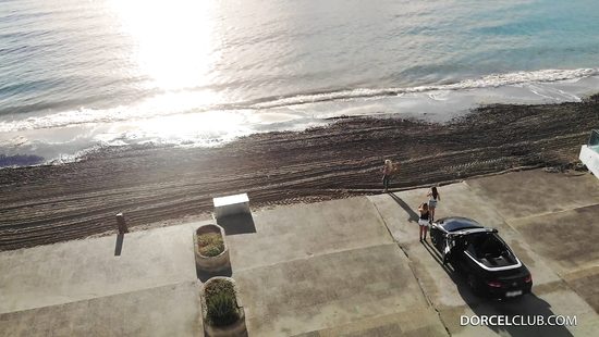 Наивная блондинка находит член в первый же день на курорте