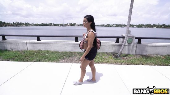 Латинка с большими сиськами отдалась в бусе пикаперам за деньги