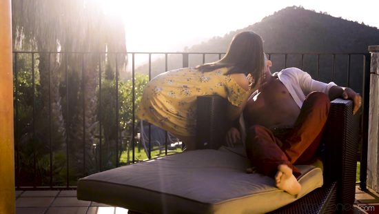 Тёлочка часто благодарит мужа за красивую жизнь