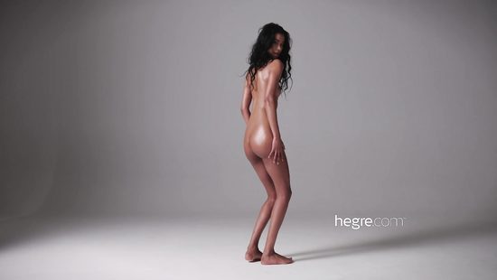 Негритянка с идеальной пиздой и маленькими сиськами возбудит танцем