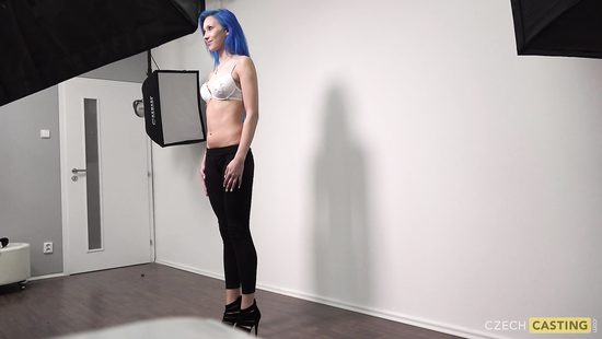 Синеволосая чешка покажет высший класс в минете на кастинге