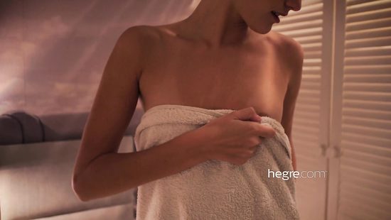 Блондиночка прогулялась по городу и повертела жопой перед камерой