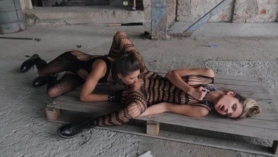 Заброшенное здание - идеальное место для дерзкого лесби секса