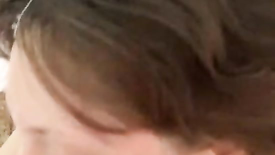 Милая любительница спермы на лице дрочит парню