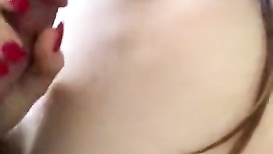 Милая любительница спермы на лице дрочит парню