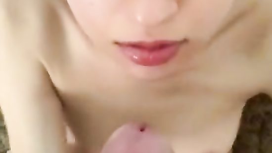 Милая любительница спермы на лице дрочит парню