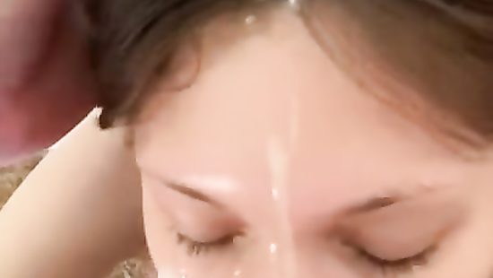 Милая любительница спермы на лице дрочит парню