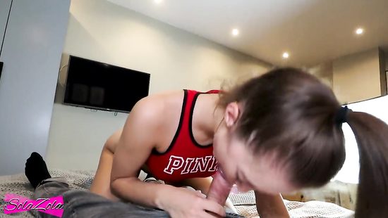 Глотает сперму, чтобы оставаться лучшей в списке парня