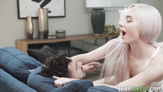 Спустилась с небес попробовать человеческий член