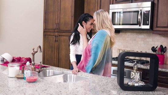 Сынок нанял для мамки помощницу-лесбиянку