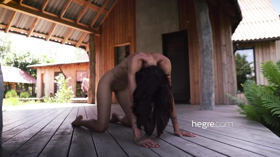 Идеальное пособие по голой йоге на природе