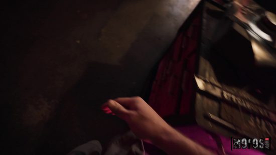 Красотка соблазнила ремонтника в гараже и замечательно провела время с самцом