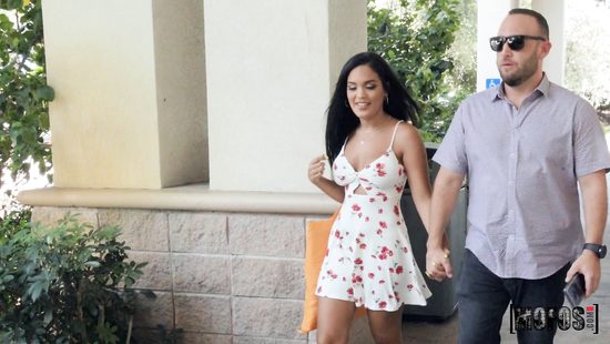 Настолько занят, что не заметил как его девка рядом сосет хуй приятелю