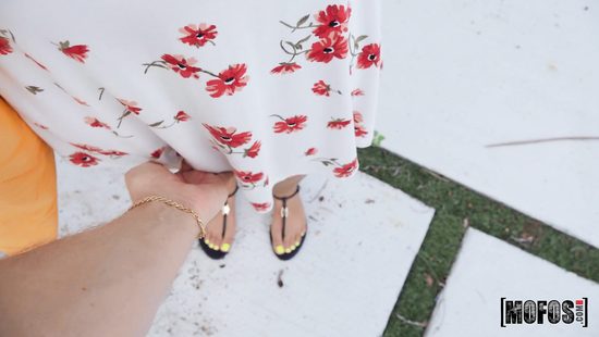 Настолько занят, что не заметил как его девка рядом сосет хуй приятелю