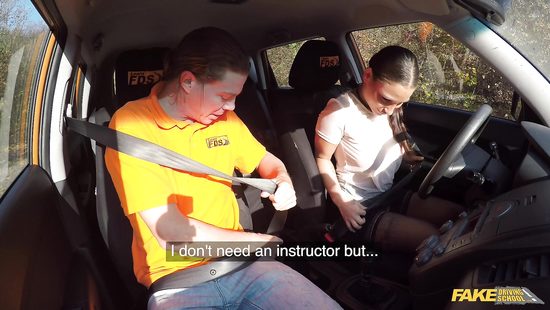 Инструктор уже забыл, когда девки сдавали на права своей головой