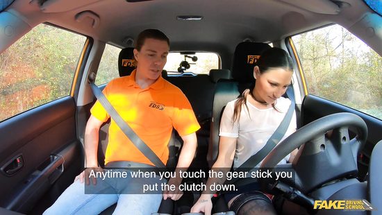 Инструктор уже забыл, когда девки сдавали на права своей головой