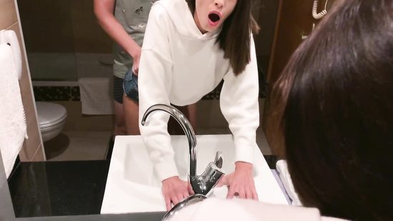 Парочка поставила за цель в жизни трахнуться во всех туалетах мира