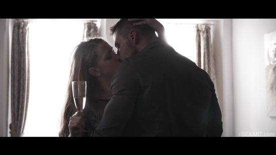 Бутылочка шампанского и секс набирает совсем других красок