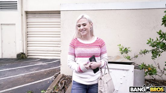 Не хватало на шубу, пришлось рвать киску с незнакомцами