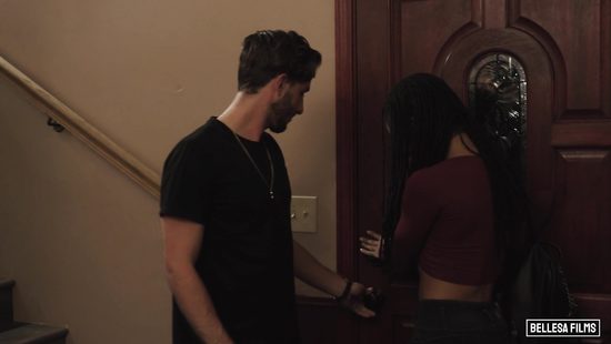 Бармен воспользовался опьянением сексуашки, чтобы впервые попробовать темнокожую пизду