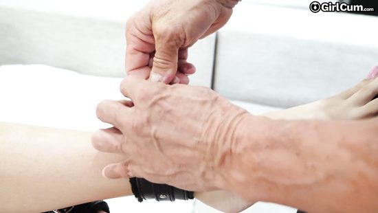 Пока муж на работе, женушка бегает по всем соседям