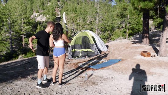 С красивой попкой можно и на кемпинг проехаться