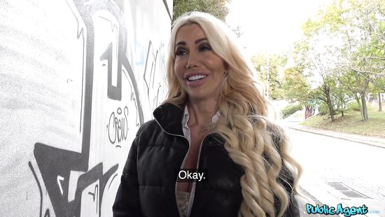 Милфа с силиконовыми буферами нуждается в трахе, а не деньгах