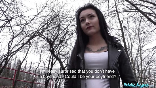 Прогулка девки в лесу закончилась с хуем во рту незнакомца