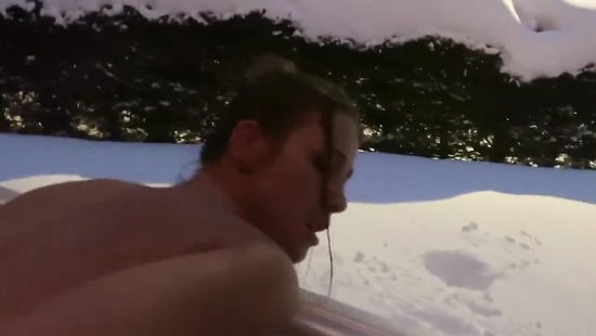 Минет в джакузи заставляет поверить в мужской оргазм