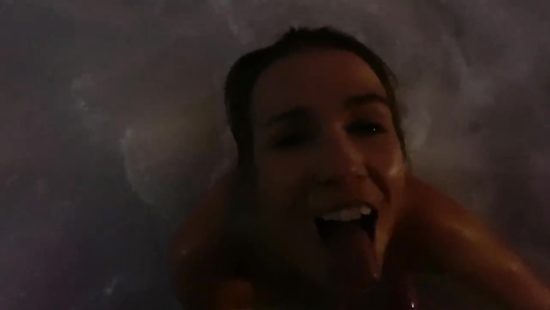 Минет в джакузи заставляет поверить в мужской оргазм