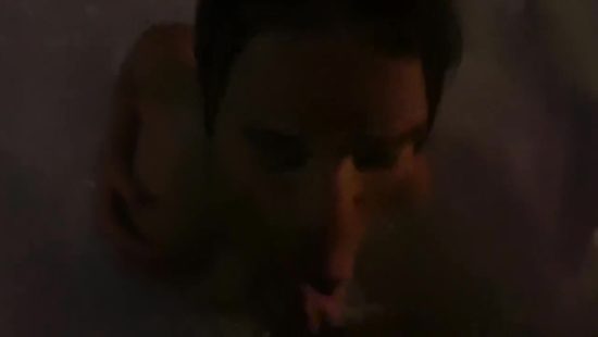 Минет в джакузи заставляет поверить в мужской оргазм