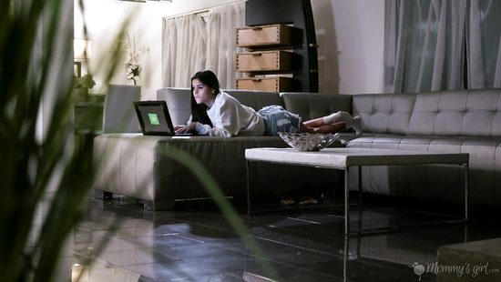 Киска мачехи жаждет нежности