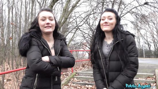 Близняшки не против насосать на прибавку к стипендии