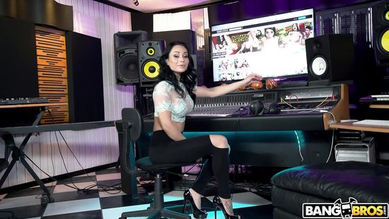 Шальные ночи за просмотром порнушки на студии