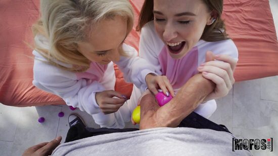 Бездельницы в костюмчиках радуют двойным минетом перед пасхой