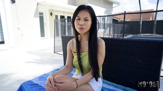 Азиатка впервые пробует на вкус настоящий американский член