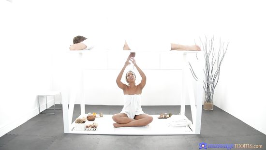 Шоколадная массажистка умеет набивать клиентуру