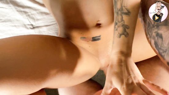 Добыча спермы, чтобы смазать сгоревшие сиськи от загара