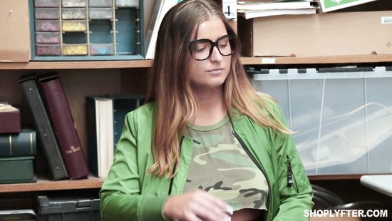 Девушка в очках на складе занимается сексом с незнакомым мужиком