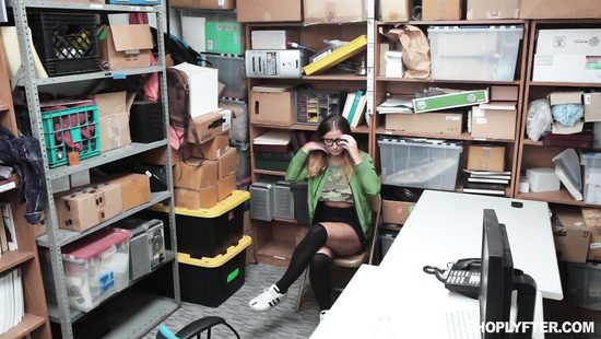Девушка в очках на складе занимается сексом с незнакомым мужиком
