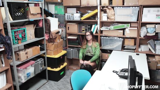 Девушка в очках на складе занимается сексом с незнакомым мужиком