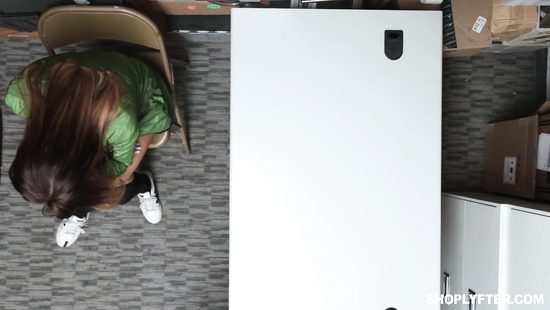 Девушка в очках на складе занимается сексом с незнакомым мужиком