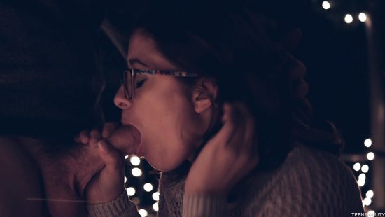 Красивый и страстный секс у камина в исполнении молодой пары