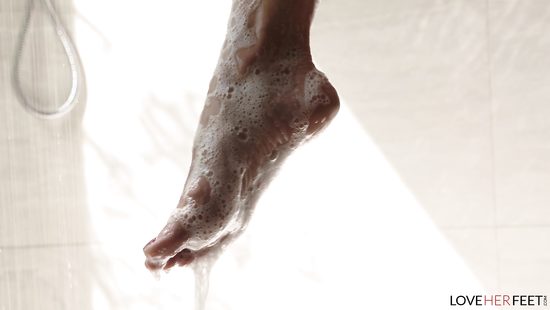 Парень обсосал ступни грудастой милфе и вылизал ее попку