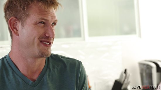 Парень обсосал ступни грудастой милфе и вылизал ее попку